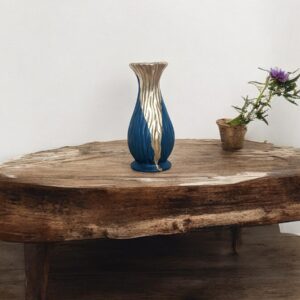 Petit vase bleu électrique avec de la feuille d’or