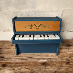 Piano en bois pour enfant relooké, tissu motifs oiseaux - By Léo