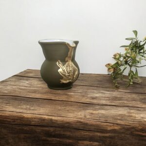 Pichet kaki avec ajout de moulure et feuille d’or