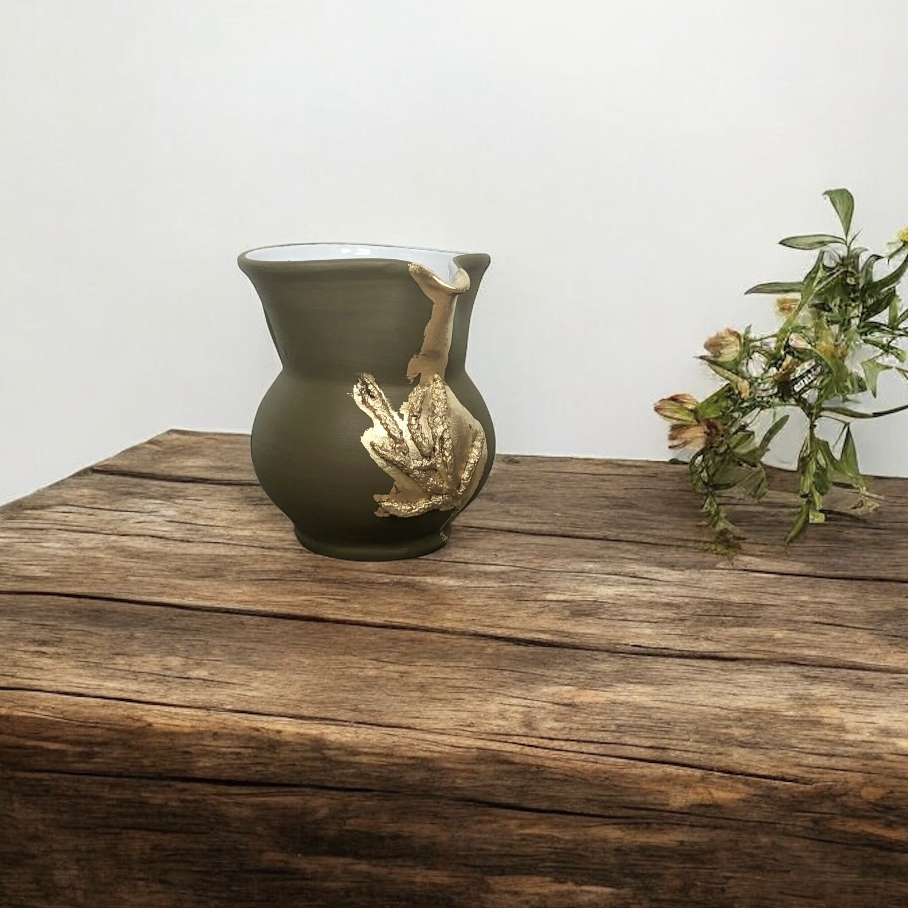 Pichet kaki avec ajout de moulure et feuille d’or