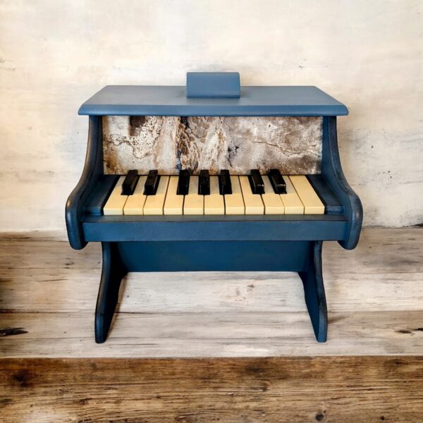 Petit piano bleu foncé avec motif marbre