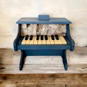 Piano en bois pour enfant relooké bleu foncé, motif marbre - By Léo
