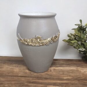 Grand vase beige relooké – moulure décorative & liseré feuille d’or