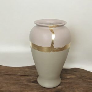 Vase rose pastel et vert de gris avec un liseré en feuille d’or