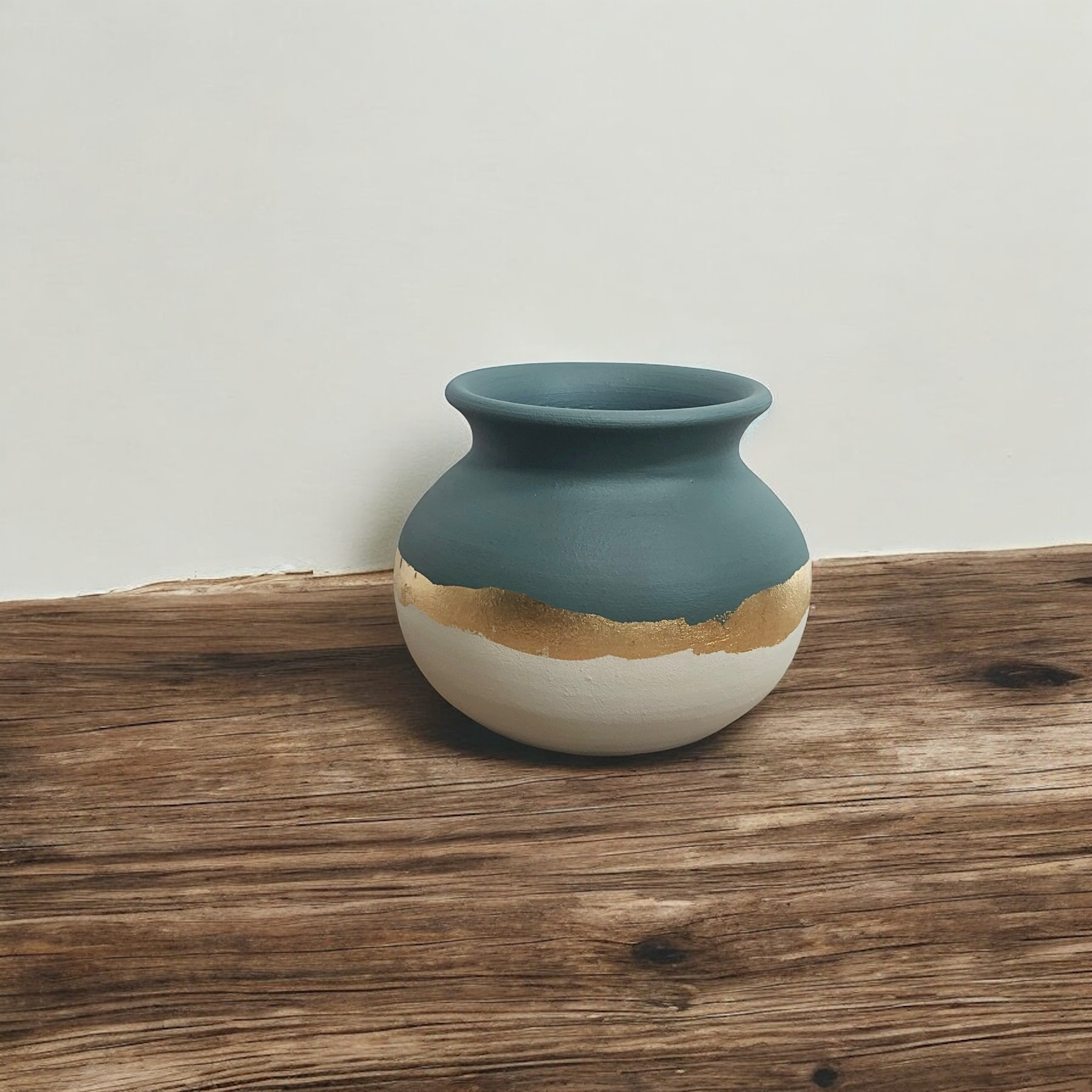 Vase Rond Relooké en Blanc et Vert de Gris avec Feuille d'Or