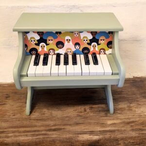 Petit piano vert et tissu visages coloré