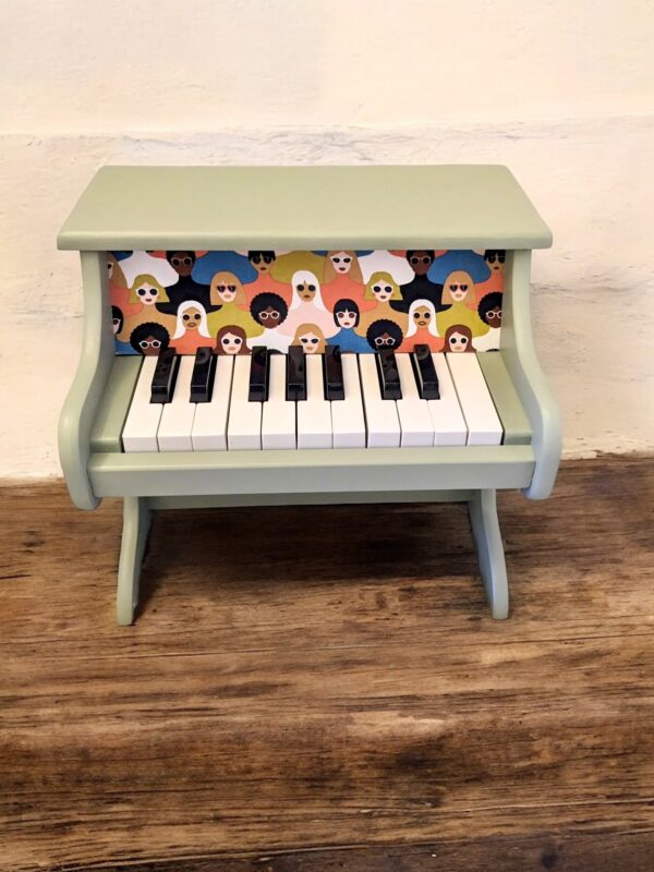 Petit piano vert et tissu visages coloré