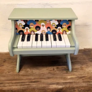 Piano en bois pour enfant relooké vert, tissu visages colorés - By Léo