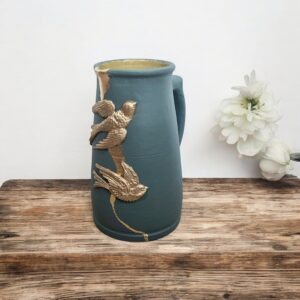 Pichet vert kaki avec ajout de moulures oiseaux et feuille d’or