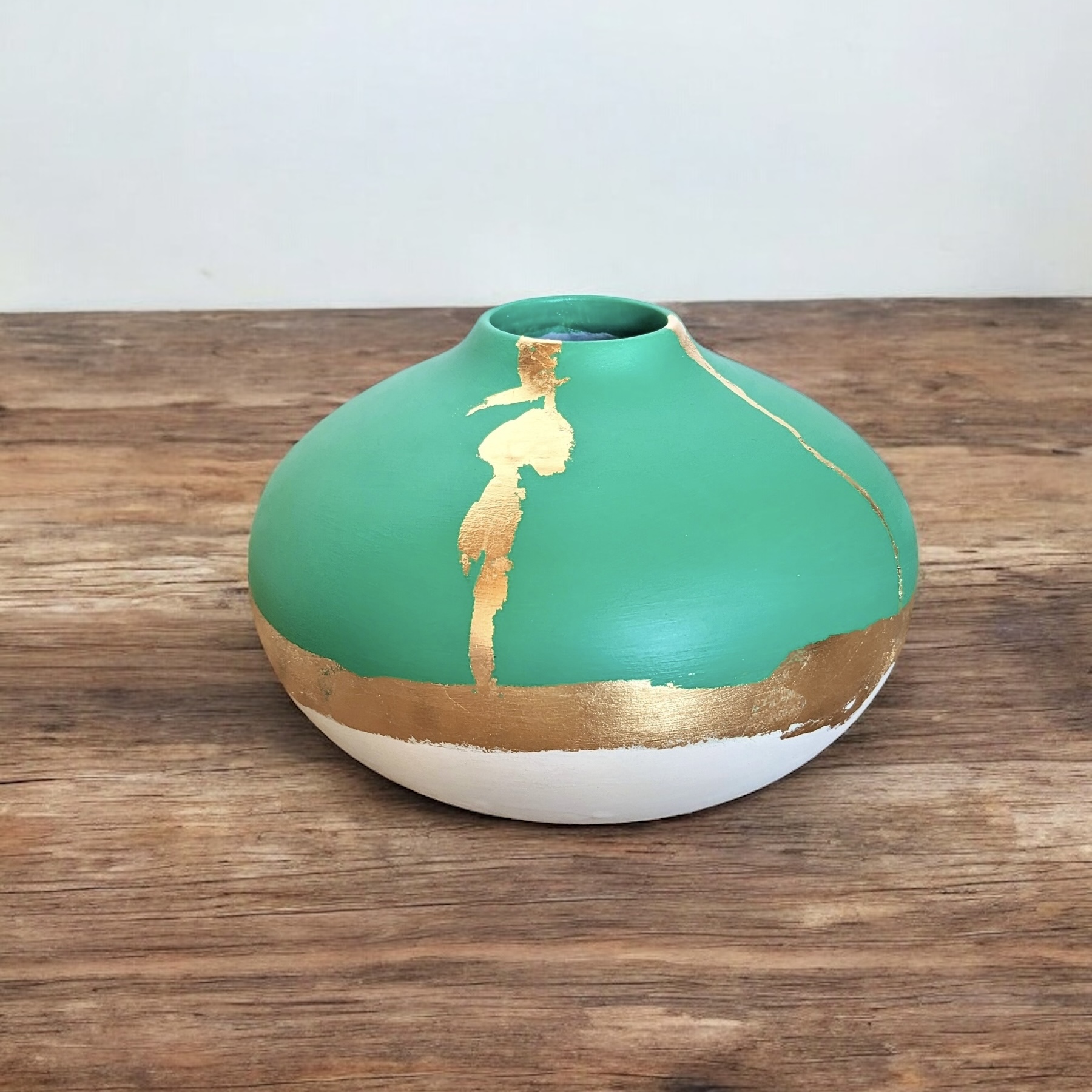 Vase vert et blanc avec un liseré en feuille d’or