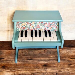 Petit piano vert saulaie et tissu à fleurs