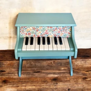 Piano en bois pour enfant relooké vert saulaie, tissu à fleurs - By Léo