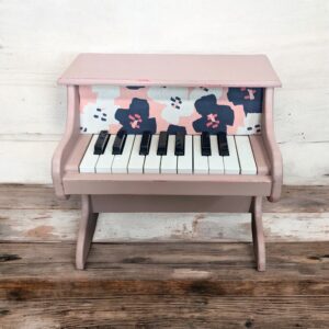 Petit piano rose poudré et tissu à grosses fleurs
