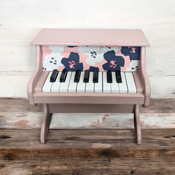 Petit piano rose poudré et tissu à grosses fleurs