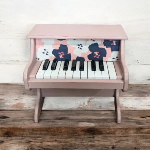 Piano en bois pour enfant relooké rose poudré, tissu à grosses fleurs - By Léo