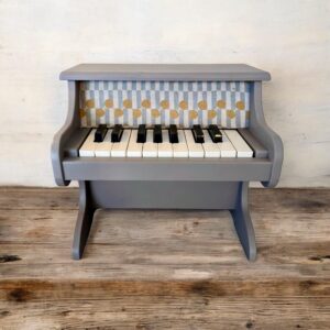 Petit piano gris et tissu moutarde