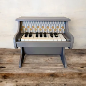 Piano en bois pour enfant relooké gris et tissu moutarde - By Léo