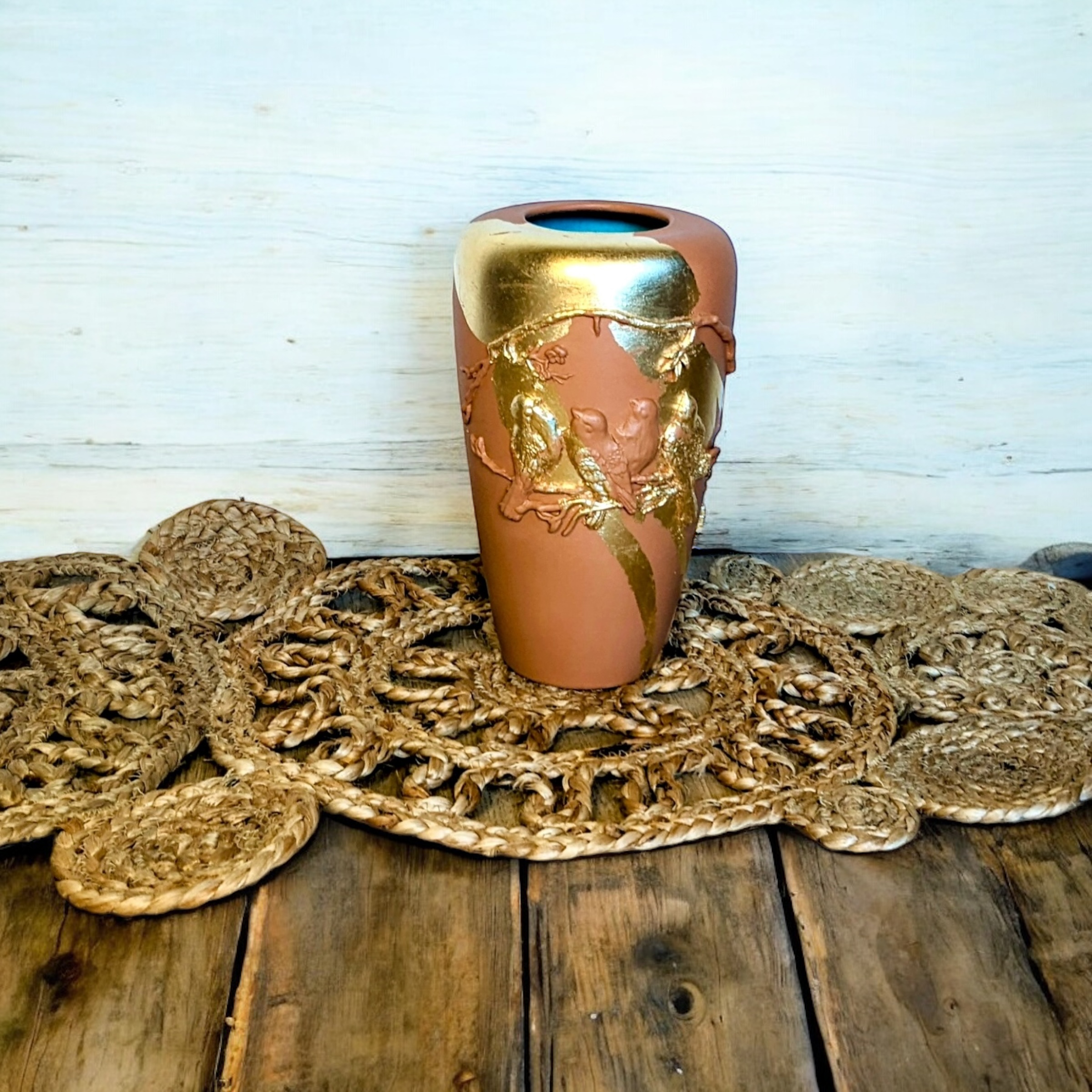 Vase terracotta avec ajout de moulures et feuille d’or