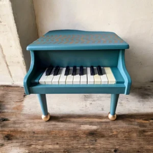Piano à queue en bois pour enfant relooké vert bouteille, pochoir doré - By Léo