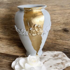 Vase beige avec ajout de moulure et feuille d’or
