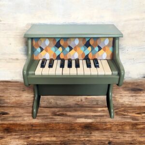 Petit piano vert printanier avec pochoir à la cire dorée et tissu 60’s