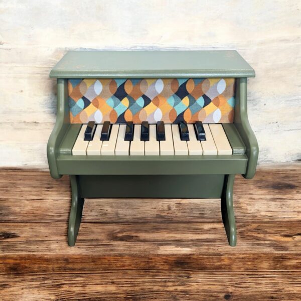 Petit piano vert printanier avec pochoir à la cire dorée et tissu 60’s