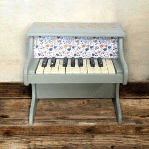 Petit piano vert amande avec pochoir à la cire dorée et tissu à fleurs