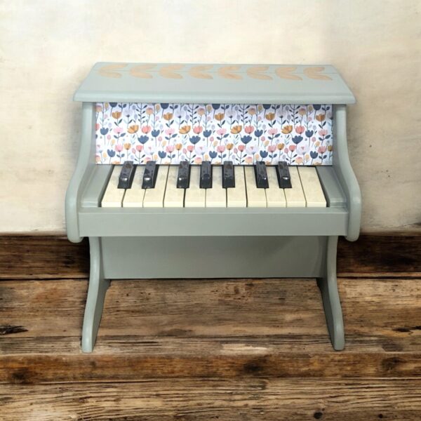 Petit piano vert amande avec pochoir à la cire dorée et tissu à fleurs