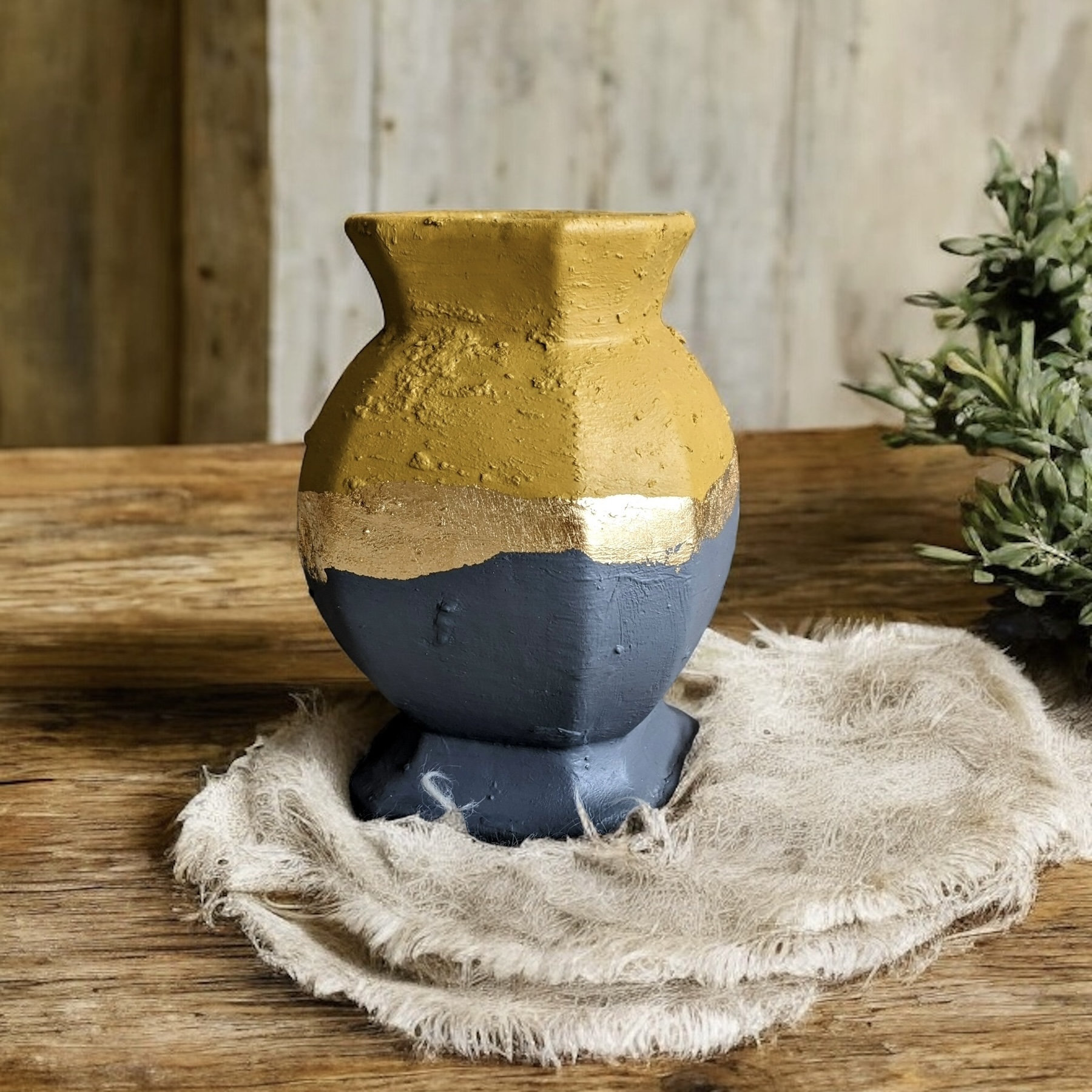 Petit vase gris et jaune moutarde avec un liseré en feuille d’or