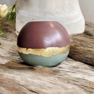 Vase rond marron glacé et vert avec un liseré en feuille d’or