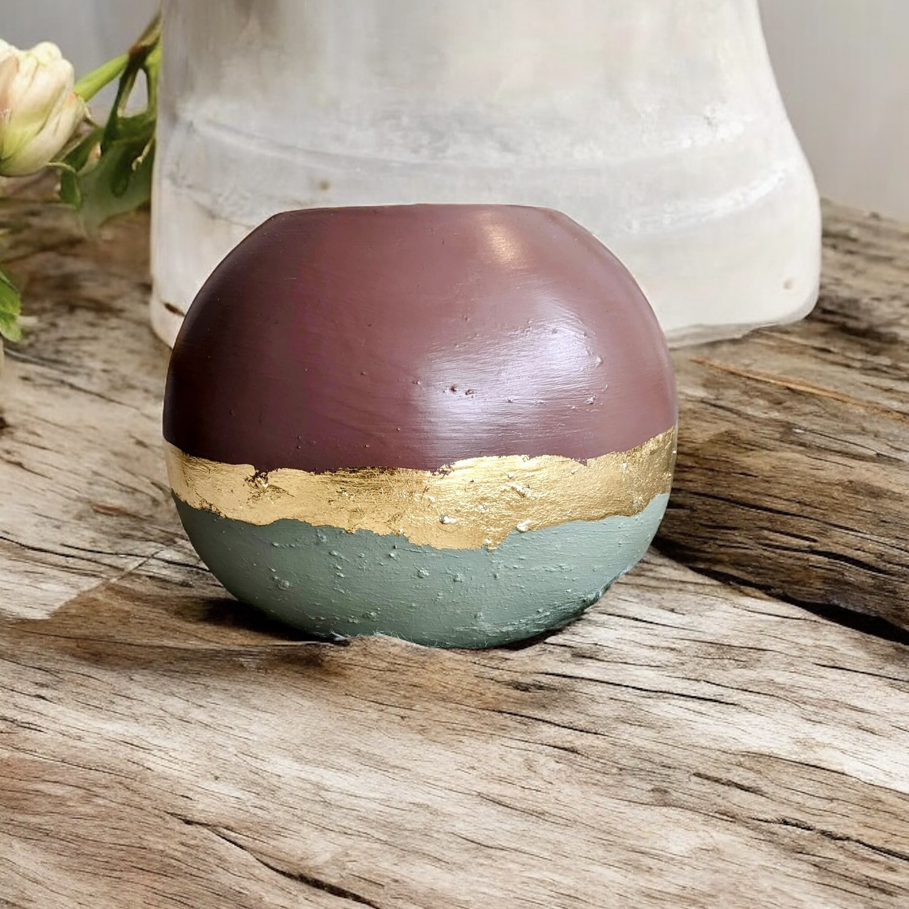 Vase rond marron glacé et vert avec un liseré en feuille d’or