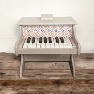 Petit piano beige effet vieilli et tissu à fleurs