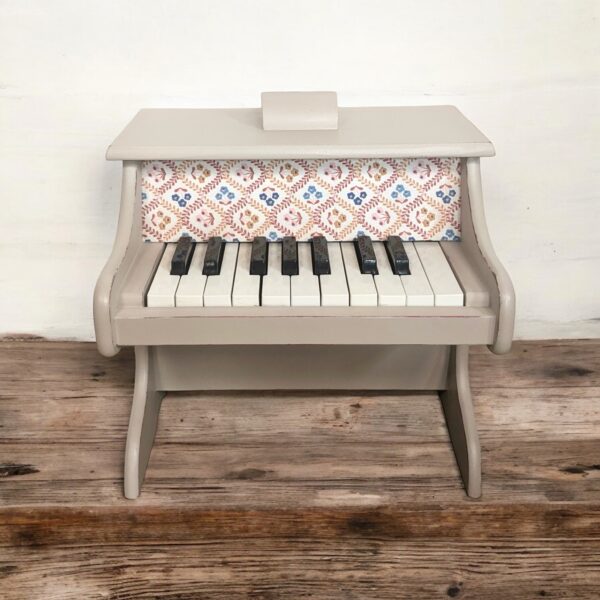 Petit piano beige effet vieilli et tissu à fleurs