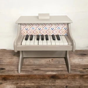 Piano en bois pour enfant relooké beige effet vieilli, tissu à fleurs - By Léo