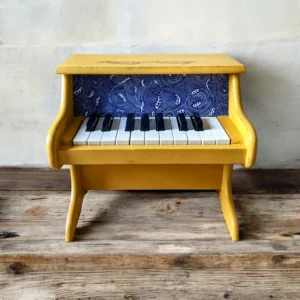 Piano en bois pour enfant relooké jaune, tissu bleu motifs vague - By Léo