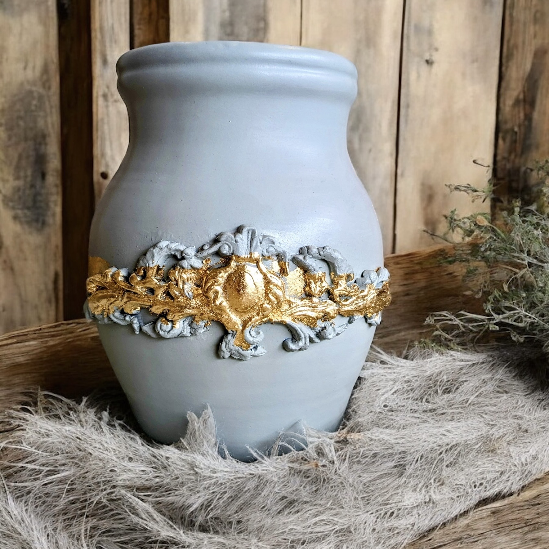 Pot en terre gris bleu avec ajout de moulure et de feuille d’or
