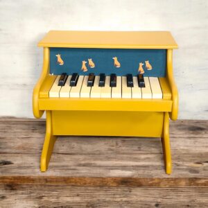 Petit piano jaune et tissu renard