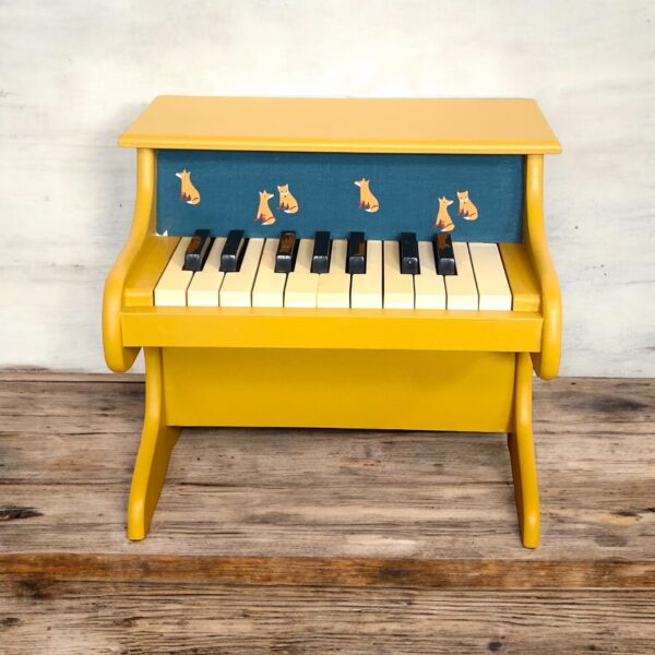 Petit piano jaune et tissu renard