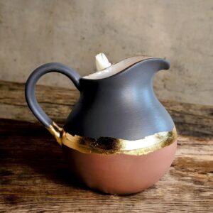 Petit pichet rose poudré et gris avec un liseré à la feuille d’or