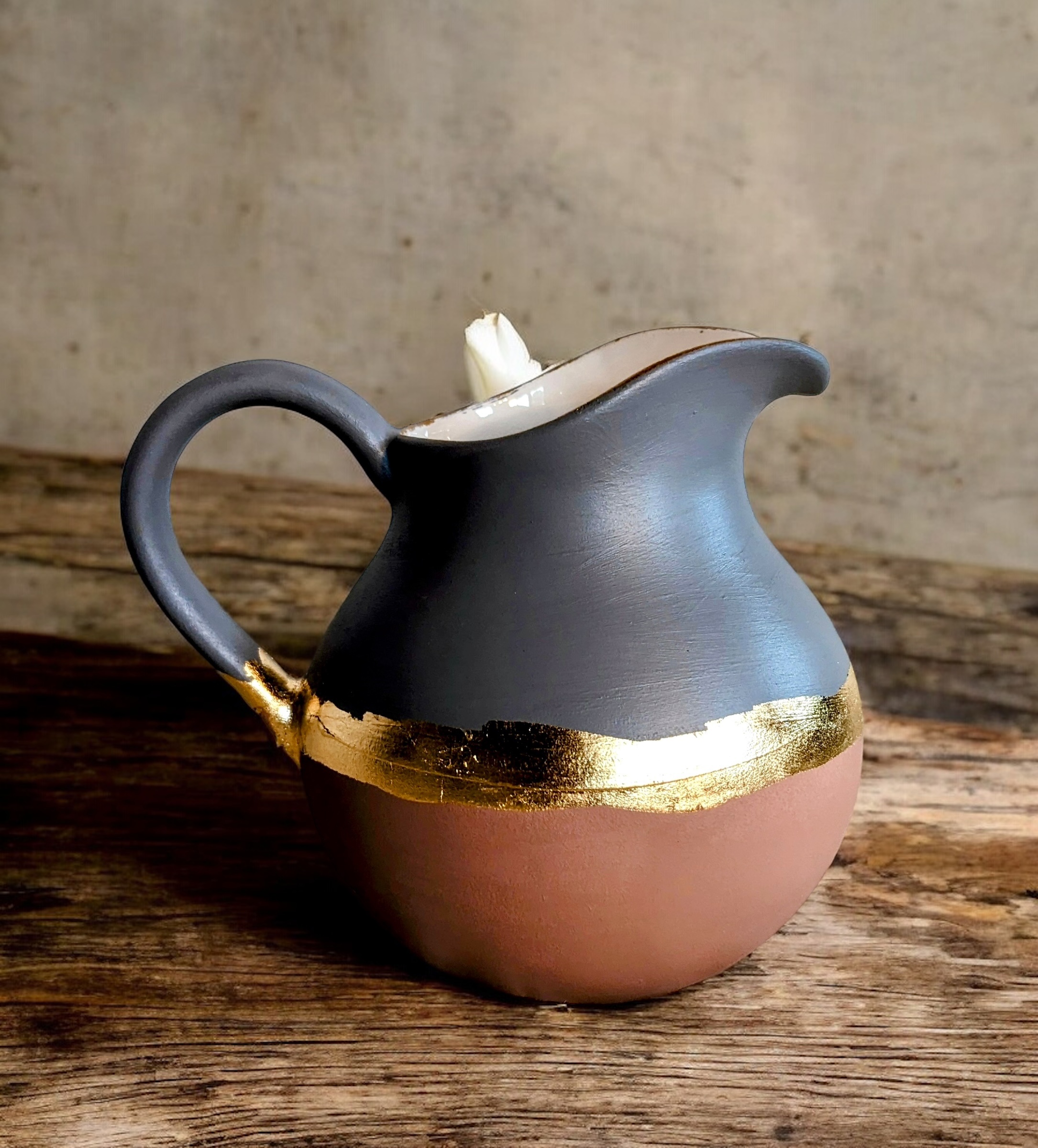 Petit pichet rose poudré et gris avec un liseré à la feuille d’or