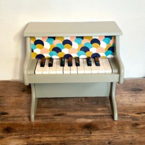 Petit piano en bois vert amande et tissu coloré