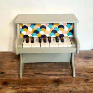 Piano en bois pour enfant relooké vert amande, tissu coloré - By Léo