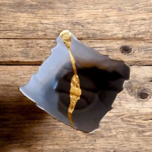 Vide-poche gris et liseré à la feuille d’or