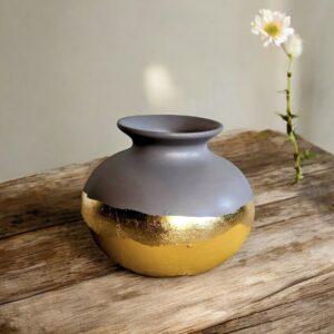 Vase rond gris et jaune moutarde avec un liseré à la feuille d’or