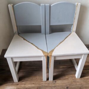 Paire de chaises bleues et blanche en bois pour enfant