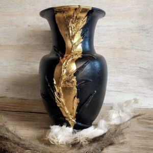 Vase noir avec ajout de moulures et feuille d'or