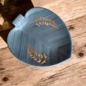 Vide-poche feuille vert kaki et pochoir doré