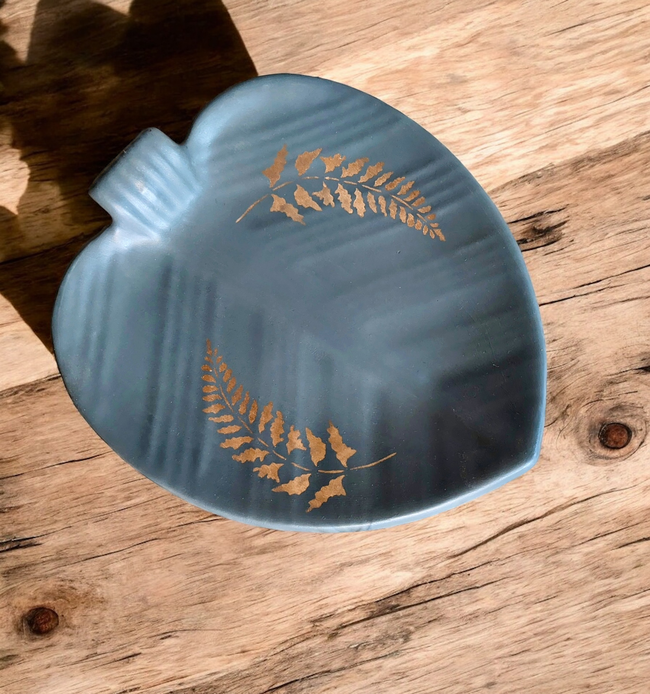 Vide-poche feuille vert kaki et pochoir doré