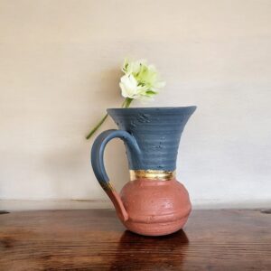 Pichet gris et terracotta avec un liseré en feuille d’or