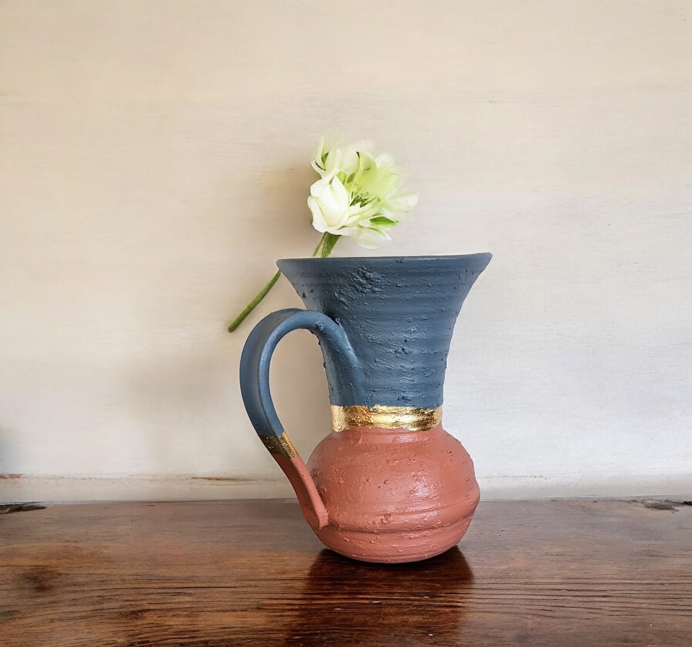 Pichet gris et terracotta avec un liseré en feuille d’or